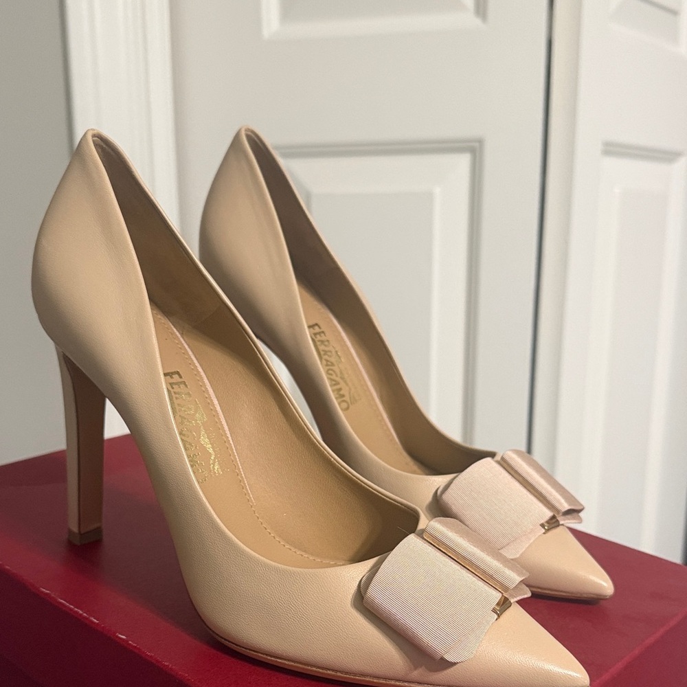 Salvatore Ferragamo Cream Pointed-Toe Varina Bow Flats - Picture 4 of 7